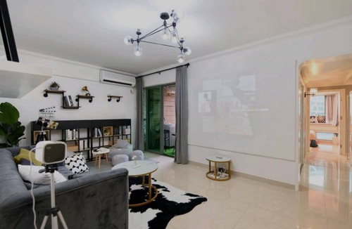 Luohu Apartment | Four Seasons Window View Apartment