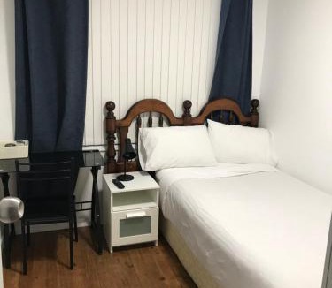 Doonside House | Fragrant Home-68C one king single bed aircon Room