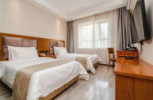 Mingsha Mountain and Crescent Spring Hotel | Fu Hua International Hotel Dunhuang