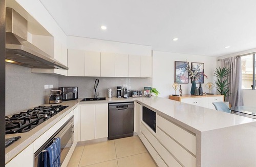 Crows Nest Apartment | Fully Furnished 2-Storey, 3 Bedroom Executive Penthouse Apartment