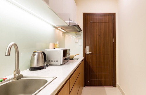 Tan Binh Apartment | Furnished Studio with big Balcony, kitchen, washer+dryer, 1.3km from TSN Airport