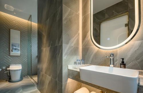 Central Business District Hotel | Garden Bincee Hotel Shenzhen Futian Prime Spot in Shenzhen's CBD, Inside Union Square, Next to SZCEC, Steps to Metro & Free breakfast, lunch, and dinner are included & Free door-to-door laundry pick-up and wash service