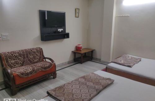 Vrindavan Hotel | Giriraj Kripa