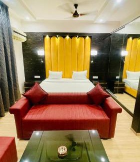 Gomti Nagar Apartment | Golden Penthouse - Couple Friendly - DLF My Pad, Gomtinagar, Lucknow