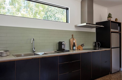 Bright Apartment | Goldfield Holiday Units
