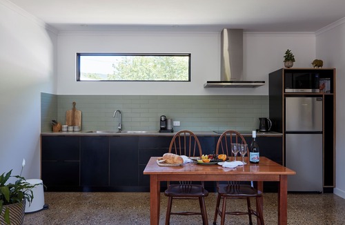 Bright Apartment | Goldfield Holiday Units