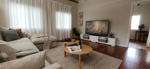 Glen Aplin House | Granite Belt Escape for Groups - Dog Friendly