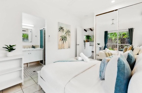 Trinity Beach House | Green Cottage Trinity Beach I Pet friendly I BBQ