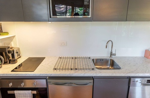 Greenwich Apartment | Greenwich Treasure - Moments from RNSH St Leonards
