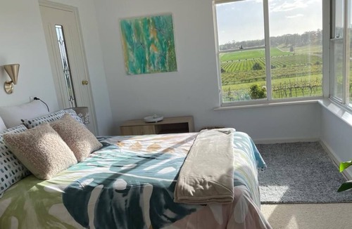 Stanley Flat House | Grenache House - Beautiful vineyard views, only 5 minutes drive from Clare.