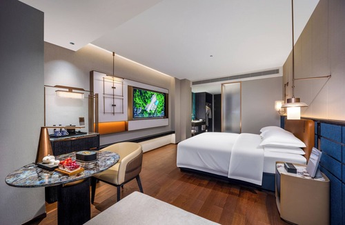 Panyu Hotel | Guangzhou Elegant International Hotel Panyu Square Metro Station Branch - Free Shuttle Bus to Canton Fair Complex During Canton Fair Period & Free Deliver Service to Guangzhou Baiyun International Airport