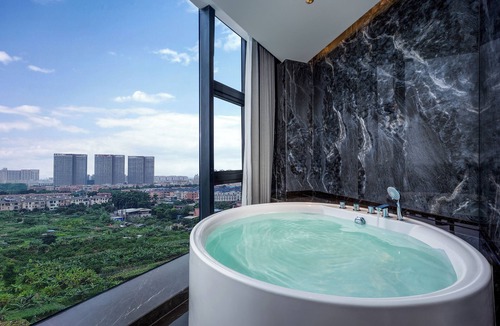 Panyu Hotel | Guangzhou Elegant International Hotel Panyu Square Metro Station Branch - Free Shuttle Bus to Canton Fair Complex During Canton Fair Period & Free Deliver Service to Guangzhou Baiyun International Airport