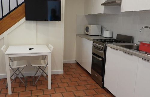 Canterbury House | Guesthouse with Pool & BBQ - 10 kms from CBD