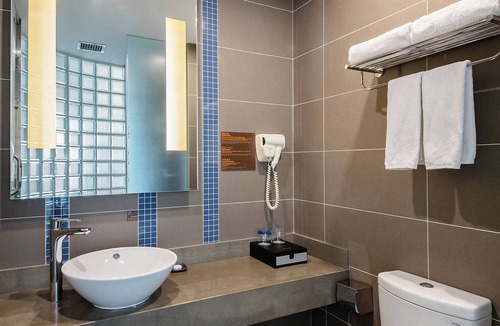 Jinzhou District Hotel | H Crytal Hotel (Jinma Road, Dalian Development Zone)