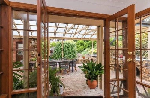 Hahndorf House | Hahndorf Luxury Retreat 5 Bedrooms for 12 people