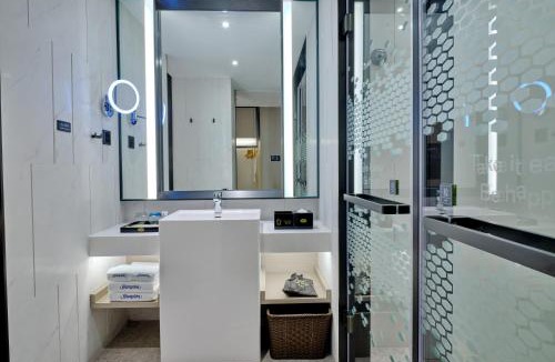 Longhua District Hotel | Hampton by Hilton Shenzhen North Station