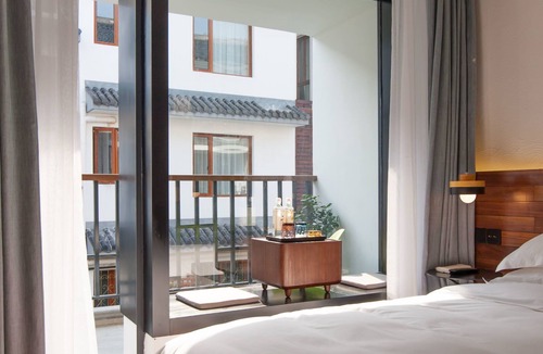 Xihu Qu Hotel | Hangzhou Backlighting Inn