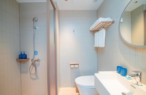 Baoshan Hotel | Hanting Hotel Shanghai Gucun Park Subway Station
