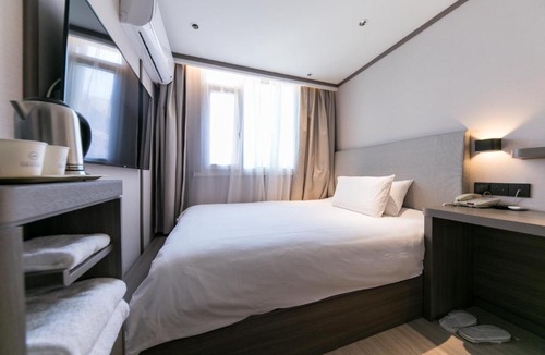 Changning Hotel | Hanting Hotel Shanghai Zhongshan Park Subway Station