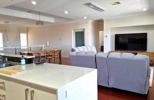 Wallaroo Hotel | Happy Days, Wallaroo