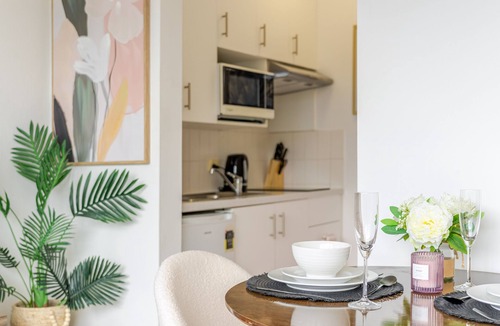 Kirribilli Apartment | Harbour Bridge Views & Luxury Living – Pool, Gym & Parking
