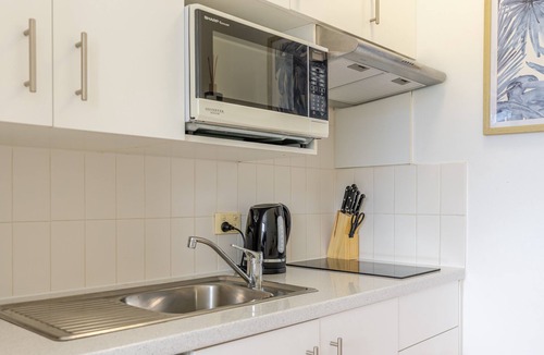 Kirribilli Apartment | Harbour Bridge Views & Luxury Living – Pool, Gym & Parking