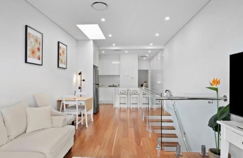Birchgrove Apartment | Harbour Glimpses & Modern Comfort