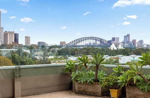 Potts Point Apartment | Harbour Horizon Iconic Skyline Retreat with Pool