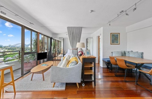 Potts Point Apartment | Harbour Horizon - Iconic Skyline Retreat with Pool
