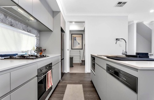 New Port Villa | Harbourside Haven | Panoramic Views, Wi-Fi, Luxury