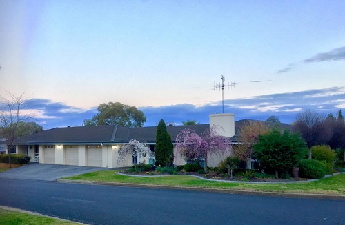 Bathurst Villa | Harris St Hideaway - FOXTEL and free Wifi