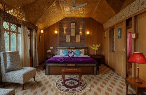 Dal Lake Hotel | HAYAT Group OF Houseboats