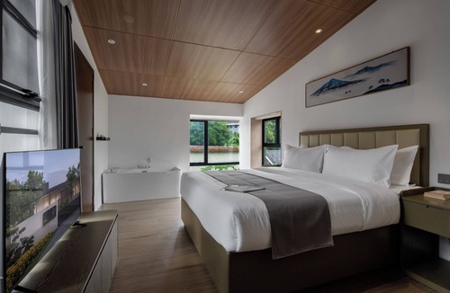 Nanhai Bed & Breakfast | Heart Retret Seasons Village