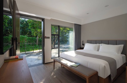 Nanhai Bed & Breakfast | Heart Retret Seasons Village