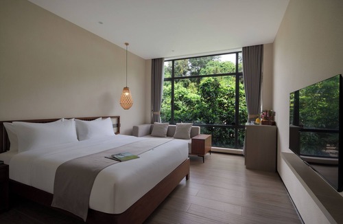 Nanhai Bed & Breakfast | Heart Retret Seasons Village