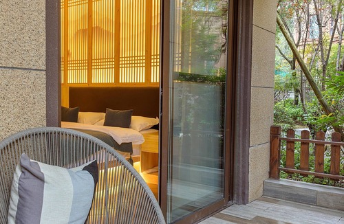 Emeishan House | Heinemann Hotel courtyard or terrace king room A108— with a jacuzzi and a local