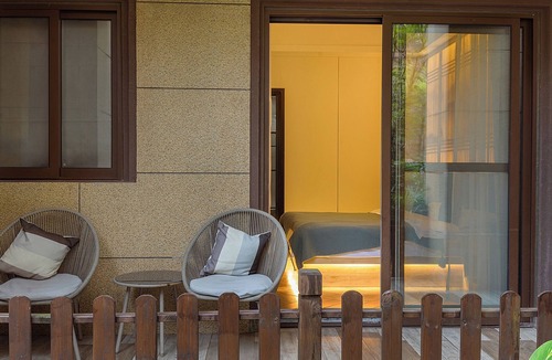 Emeishan House | Heinemann Hotel courtyard or terrace king room A206— with a jacuzzi and a local