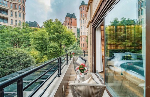 Emeishan House | Heinemann Hotel courtyard or terrace king room A206— with a jacuzzi and a local