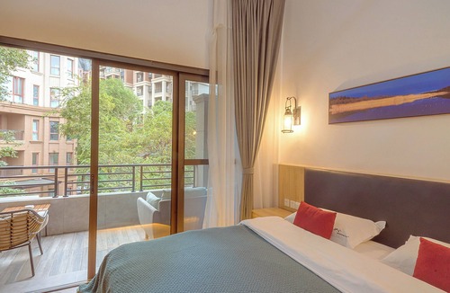 Emeishan House | Heinemann Hotel loft suite with two king beds A306— with a jacuzzi and a local
