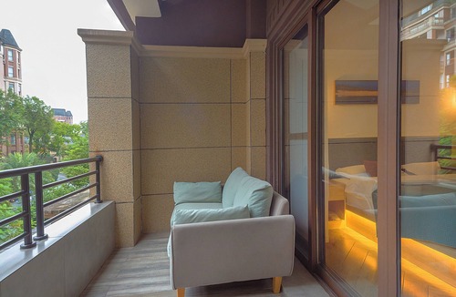 Emeishan House | Heinemann Hotel loft suite with two king beds A306— with a jacuzzi and a local