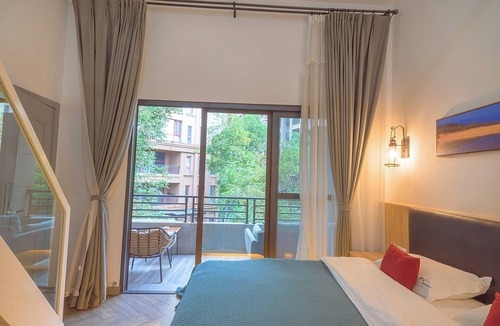 Emeishan House | Heinemann Hotel loft suite with two king beds A306— with a jacuzzi and a local