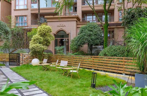 Emeishan House | Heinemann Hotel Sunny King Room without Bathtub A308— with a jacuzzi and a local