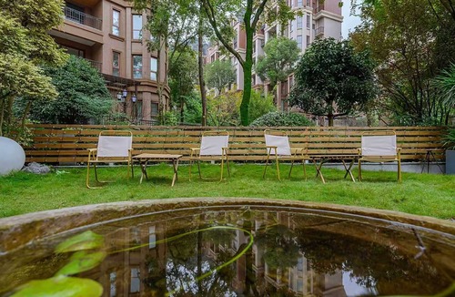 Emeishan House | Heinemann Hotel Sunny King Room without Bathtub B308— with a jacuzzi and a local