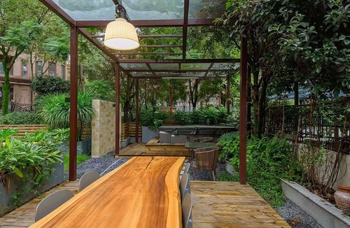 Emeishan House | Heinemann Hotel Sunny King Room without Bathtub B308— with a jacuzzi and a local