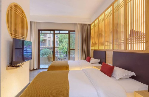 Emeishan House | Heinemann Hotel Terrace Double Room A206 – with Jacuzzi and local amenities