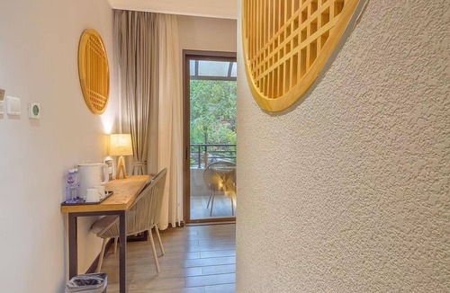 Emeishan House | Heinemann Hotel Terrace Double Room B206 – with Jacuzzi and local amenities