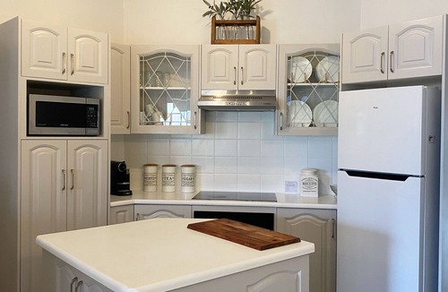 Broken Hill House | Heritage charm with modern conveniences | Pool & Spa Bath.