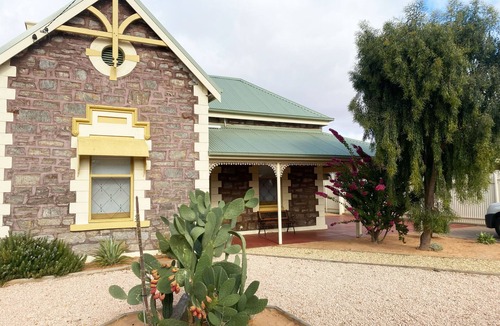 Broken Hill House | Heritage charm with modern conveniences | Pool & Spa Bath.