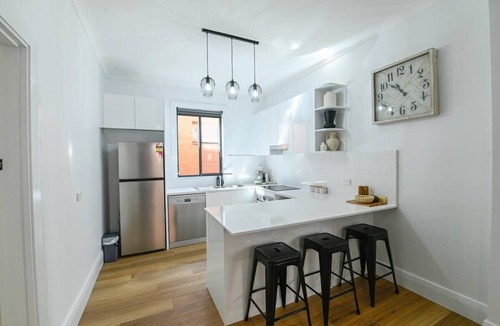 Dubbo Apartment | Hidden CBD Gem - Sleek & Stylish, Sleeps 5