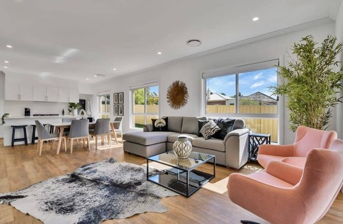 Orange House | Hideaway on Curran. Firepit & Four Bedrooms. Orange CBD.